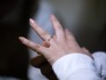 結婚指輪をつける女性