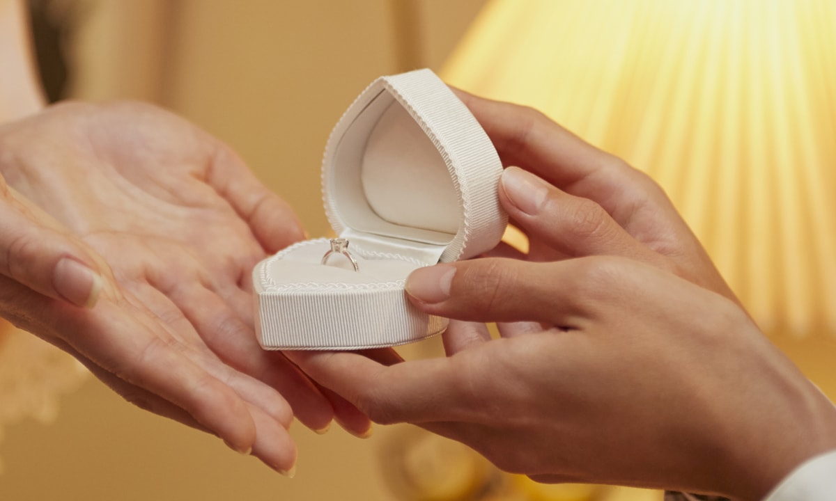 婚約指輪を渡すイメージ