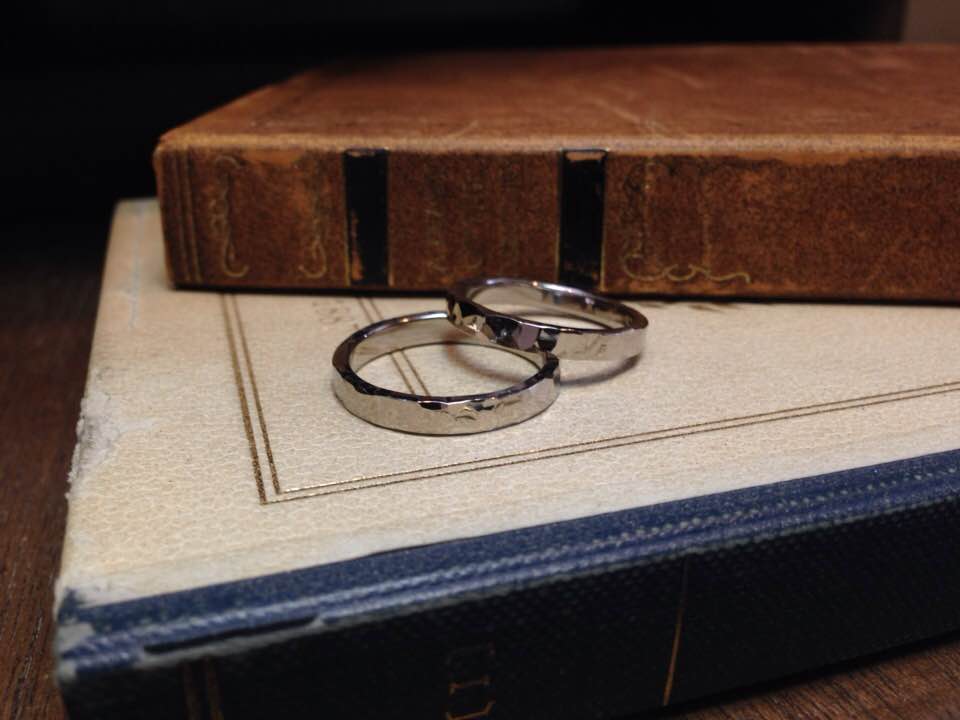 結婚指輪手作り作品 ホワイトゴールド、鎚目の結婚指輪 | 指輪工房ケルヒ KELLCH