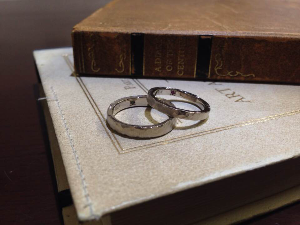 結婚指輪手作り作品 「ホワイトゴールド、鎚目の結婚指輪」