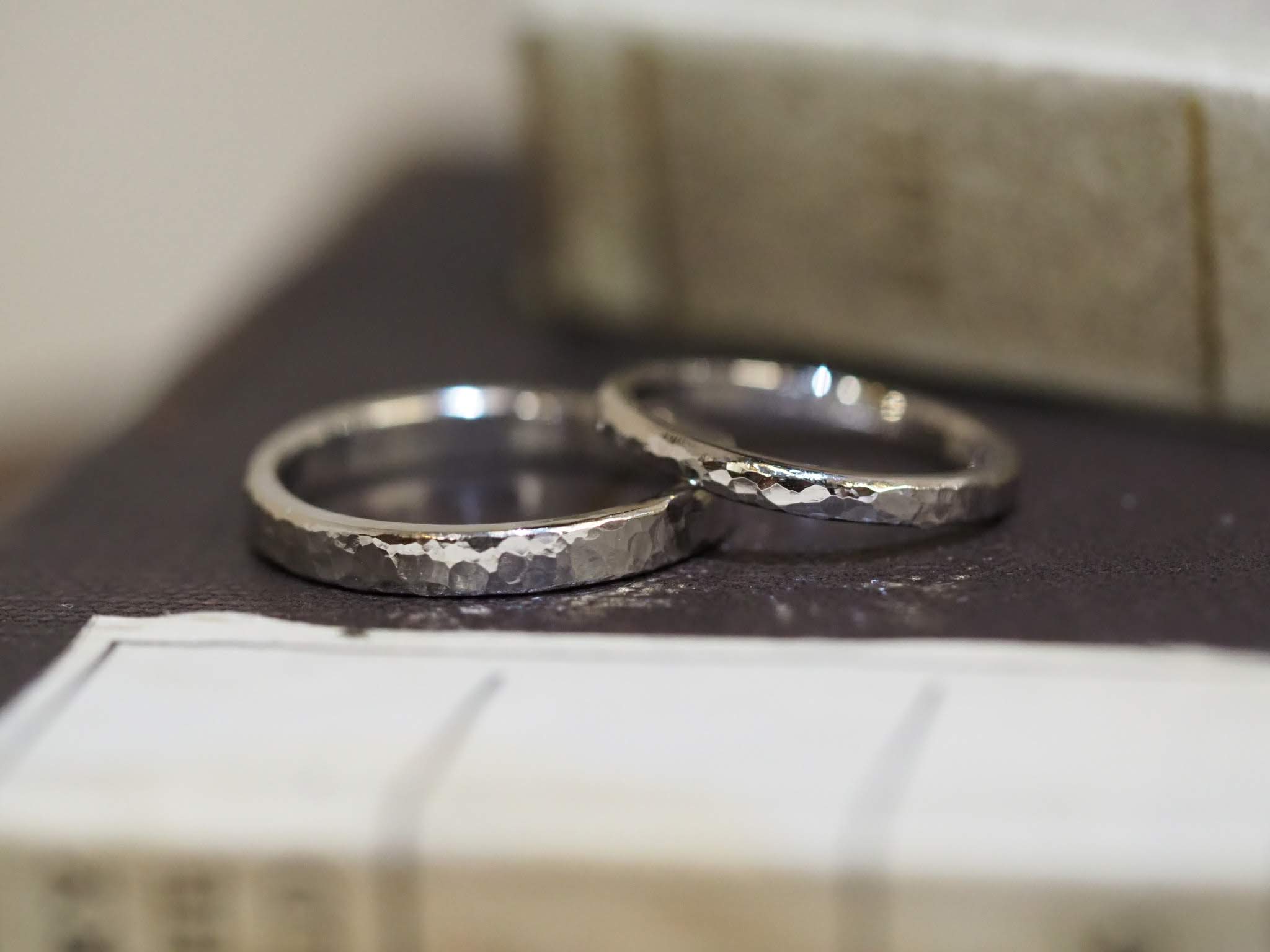 結婚指輪手作り作品 「プラチナ鎚目の結婚指輪」