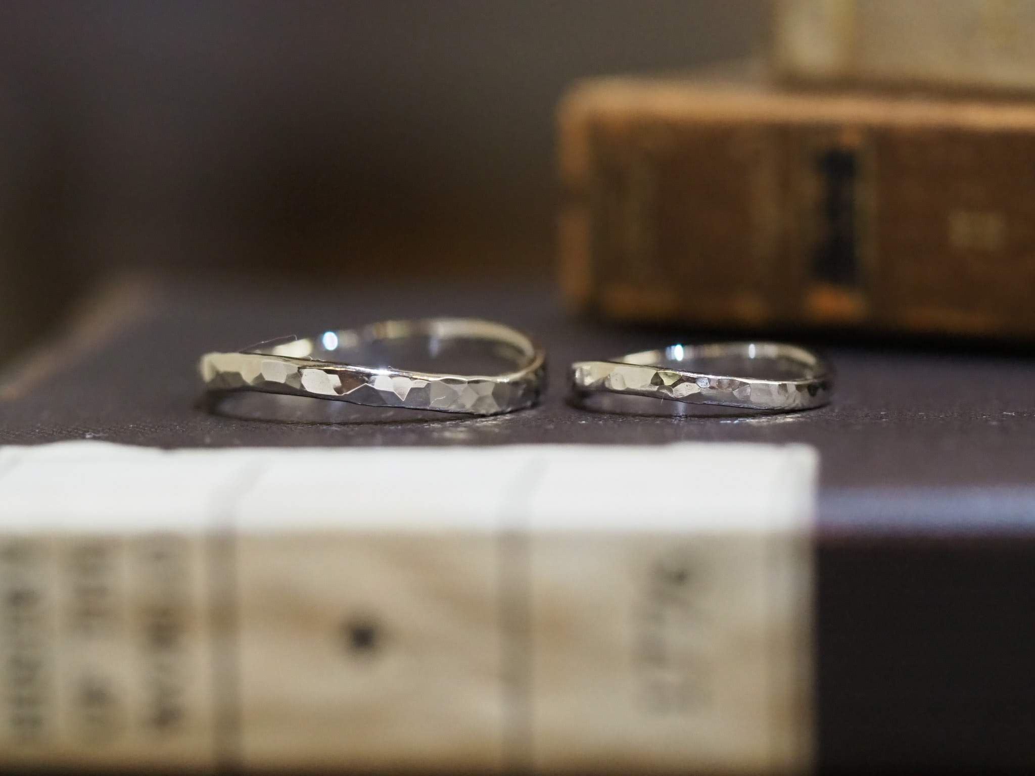 結婚指輪手作り作品 「プラチナ鎚目の結婚指輪」