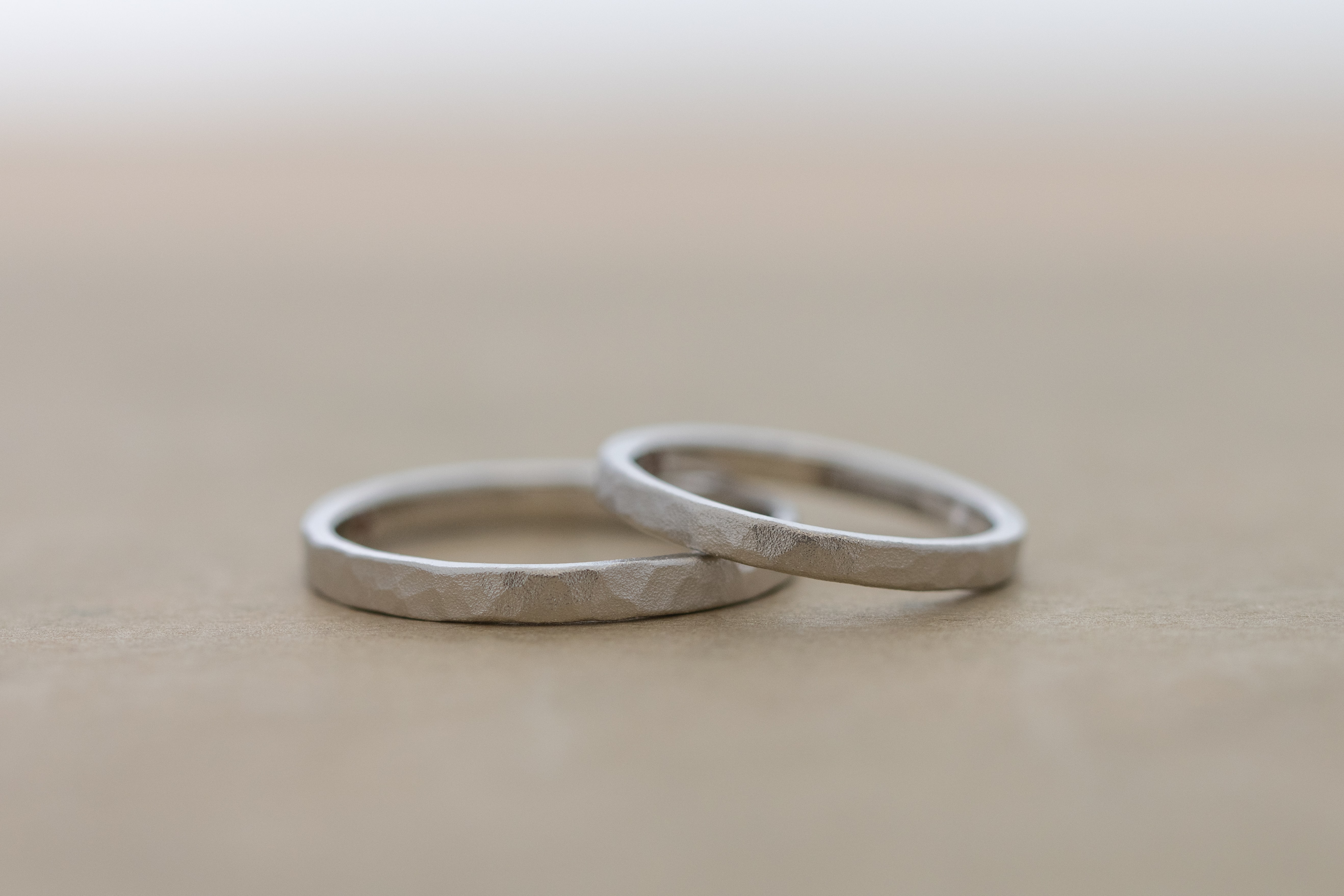 鎚目サンドブラストのプラチナマリッジリング | 結婚指輪手作り作品
