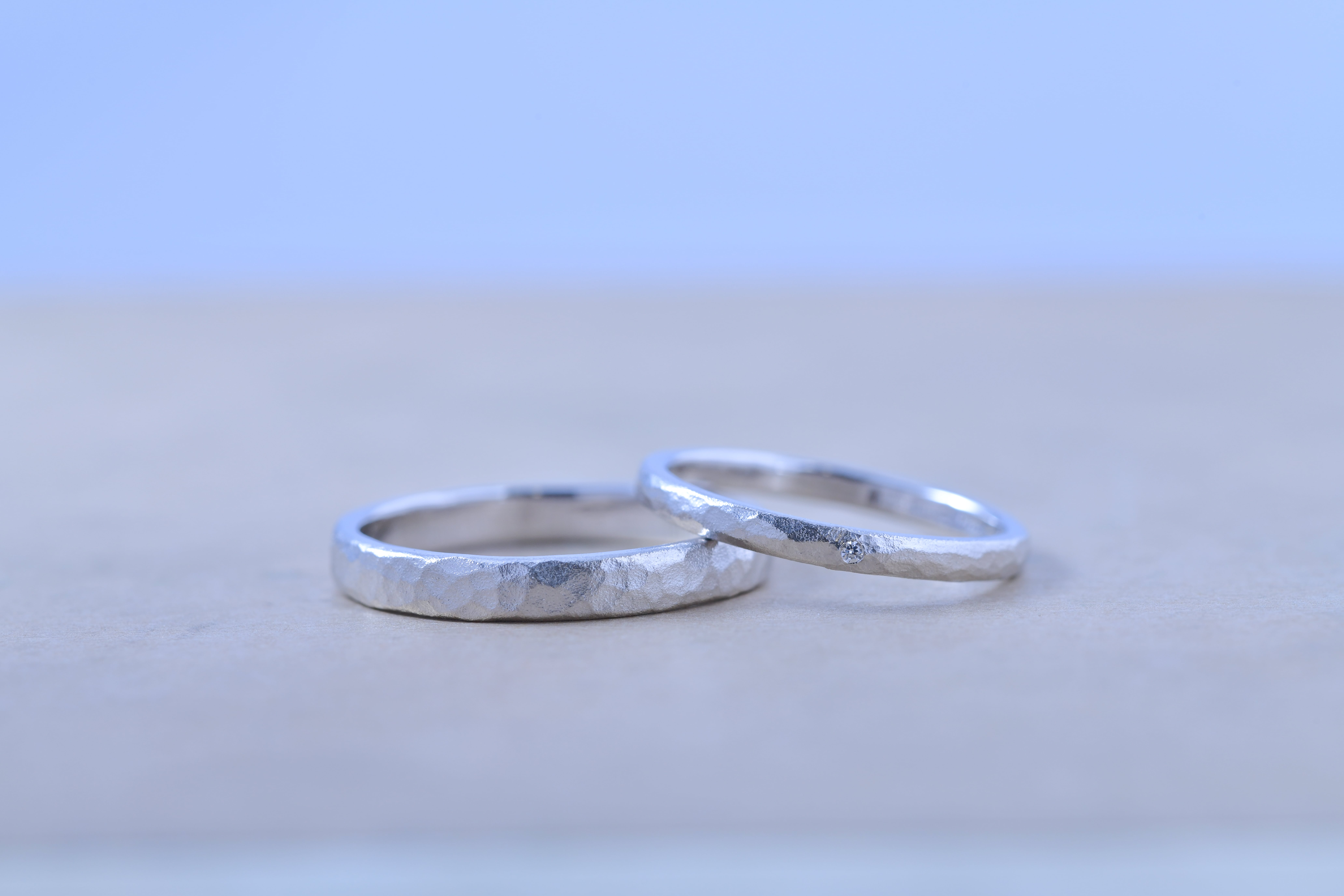 細鎚目マット仕上げの甲丸プラチナ結婚指輪 | 結婚指輪手作り作品