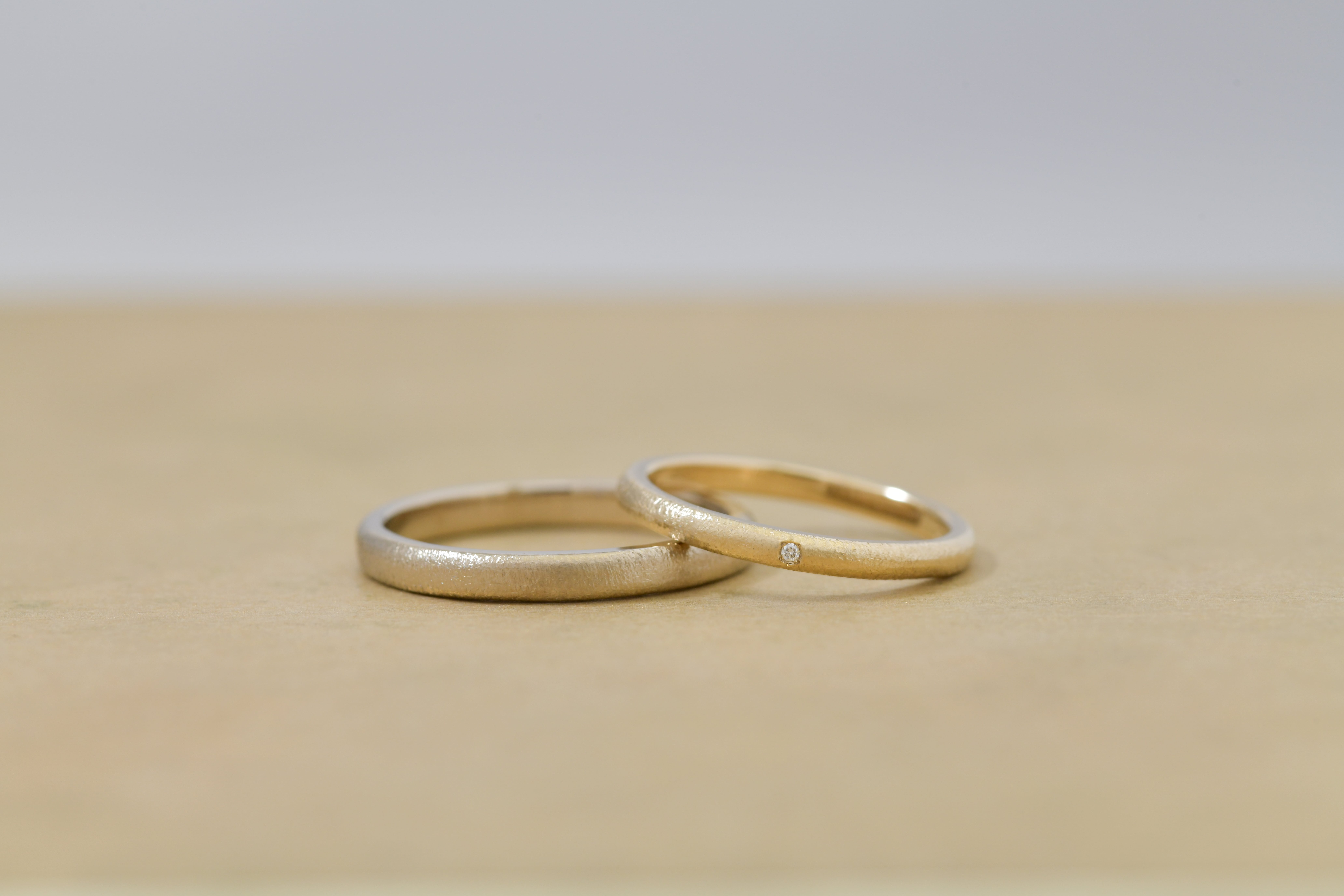 ホワイト＆シャンパンゴールドのマットな結婚指輪 | 結婚指輪手作り作品